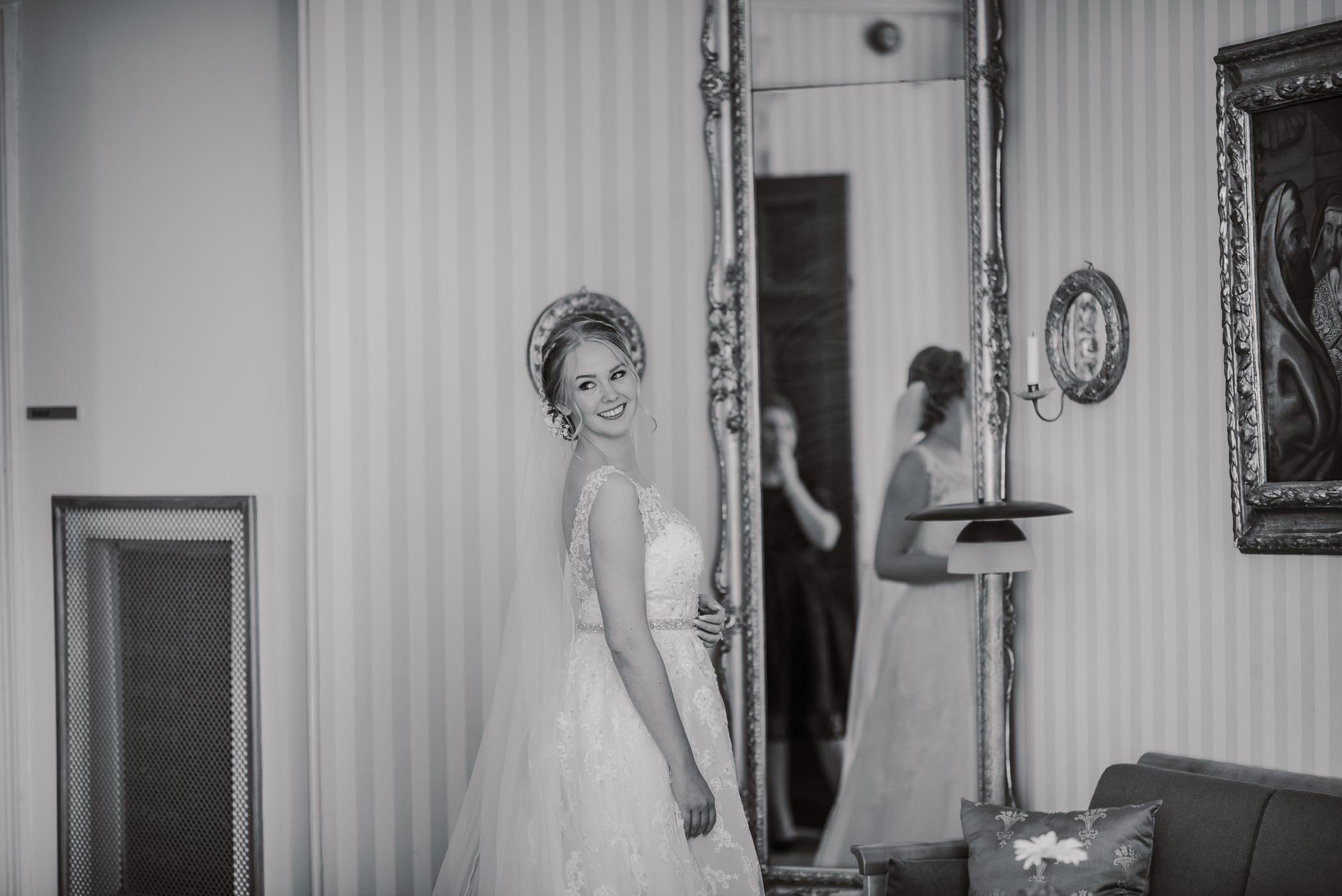 Brudens förberedelser fångade av bröllopsfotograf i Stockholm