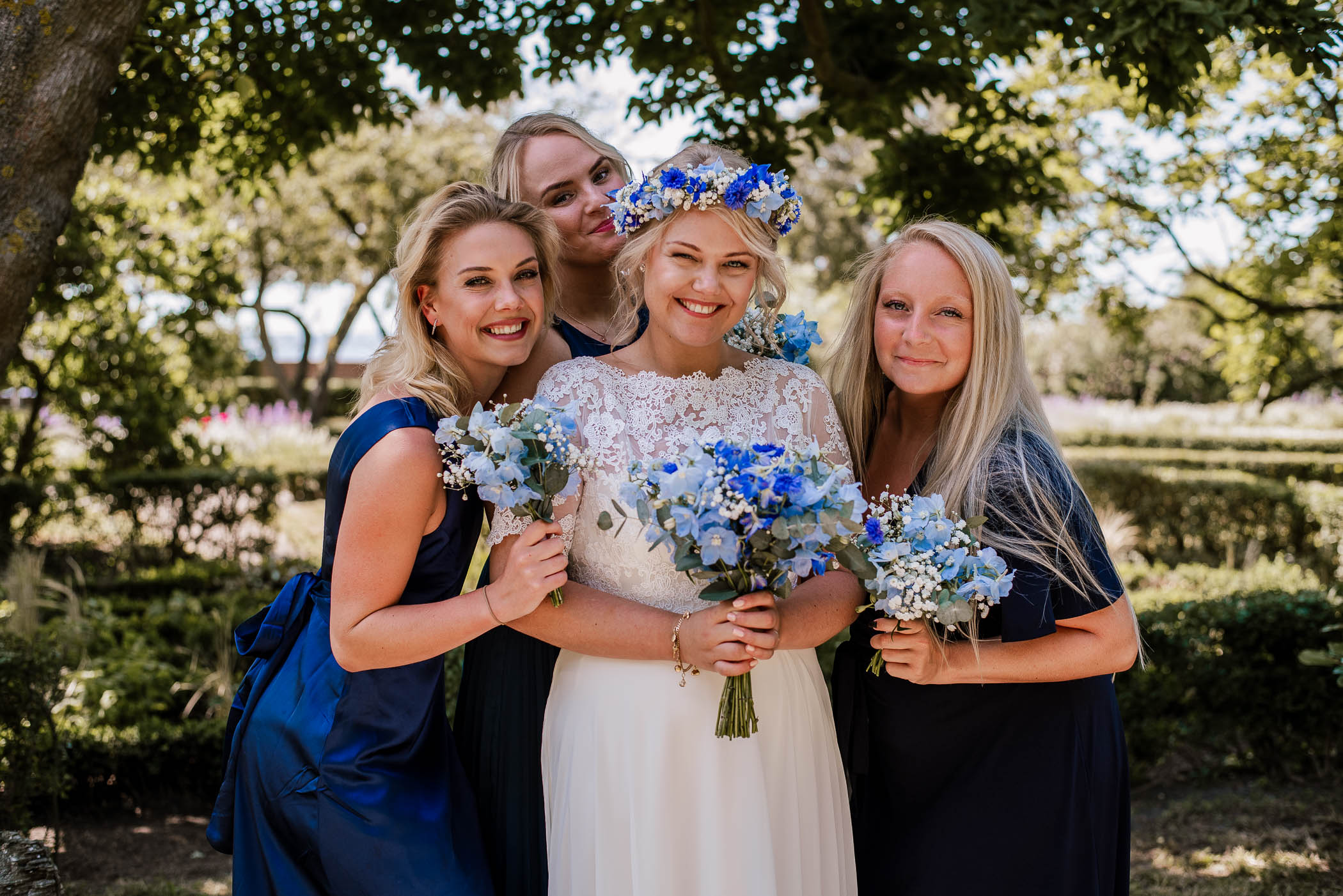 Bröllopsfotografering och brud och tärnor