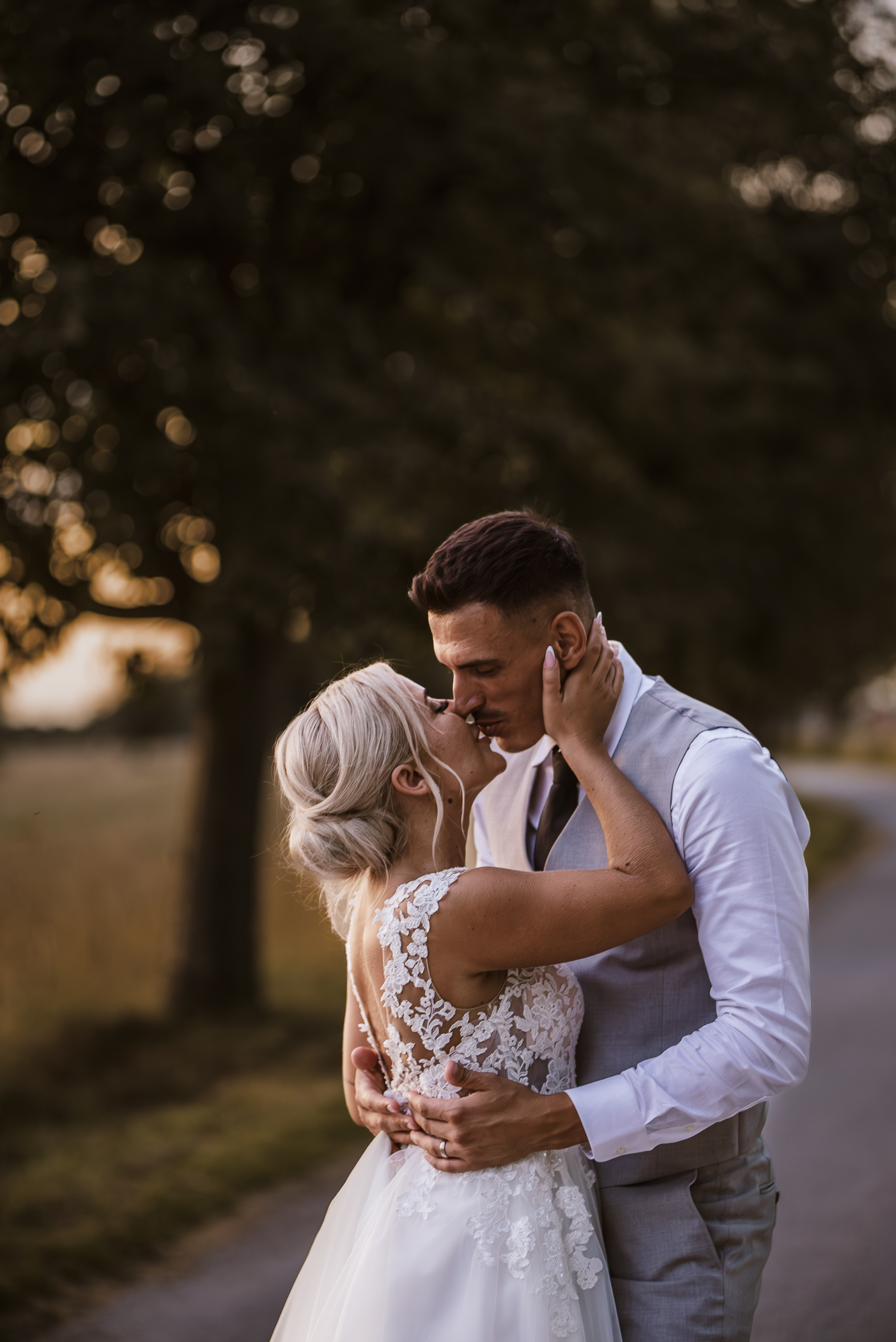 Golden hour bild på brudpar under deras bröllopsfotografering