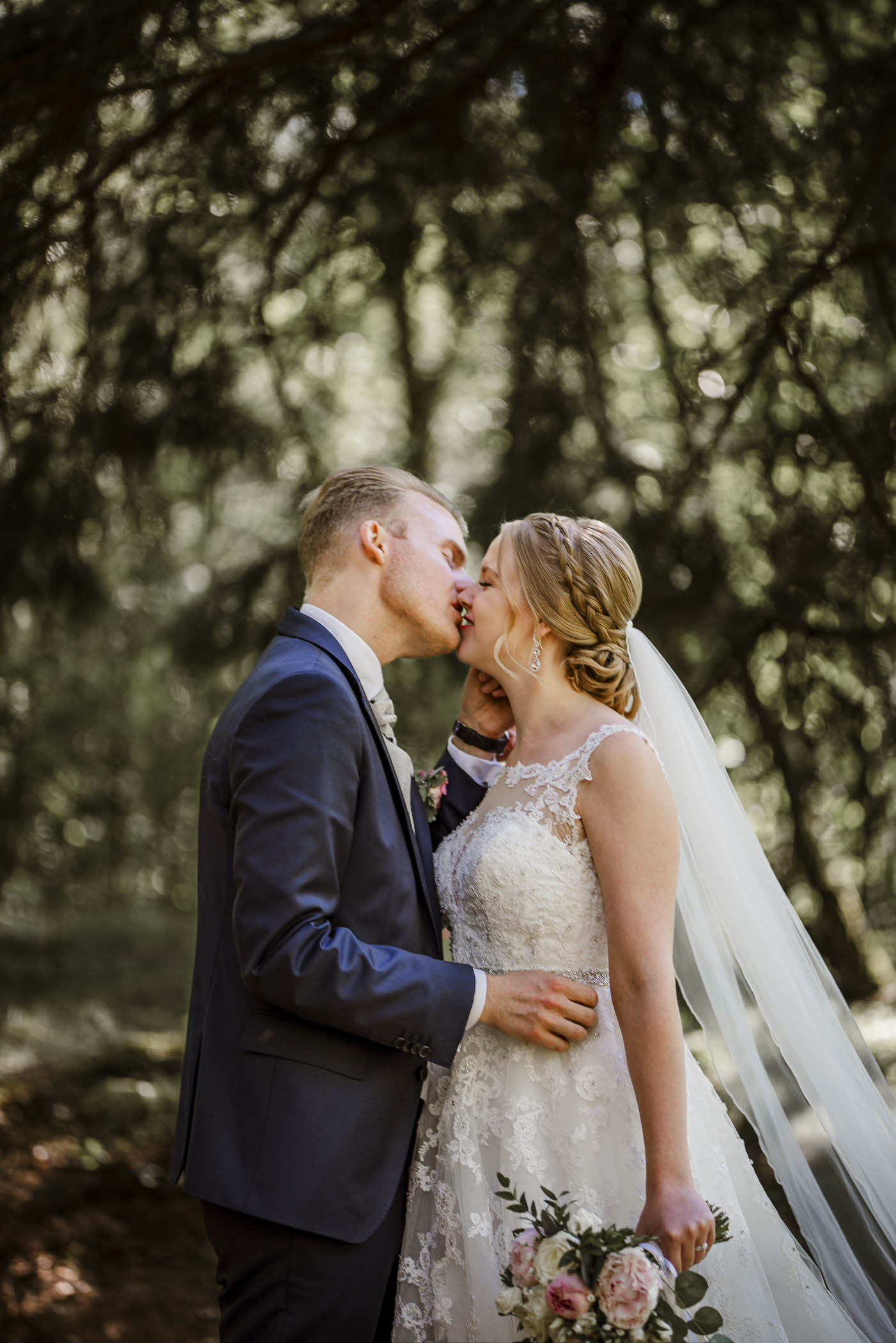 Kärleksfullt brudpar under sin bröllopsfotografering i Stockholm