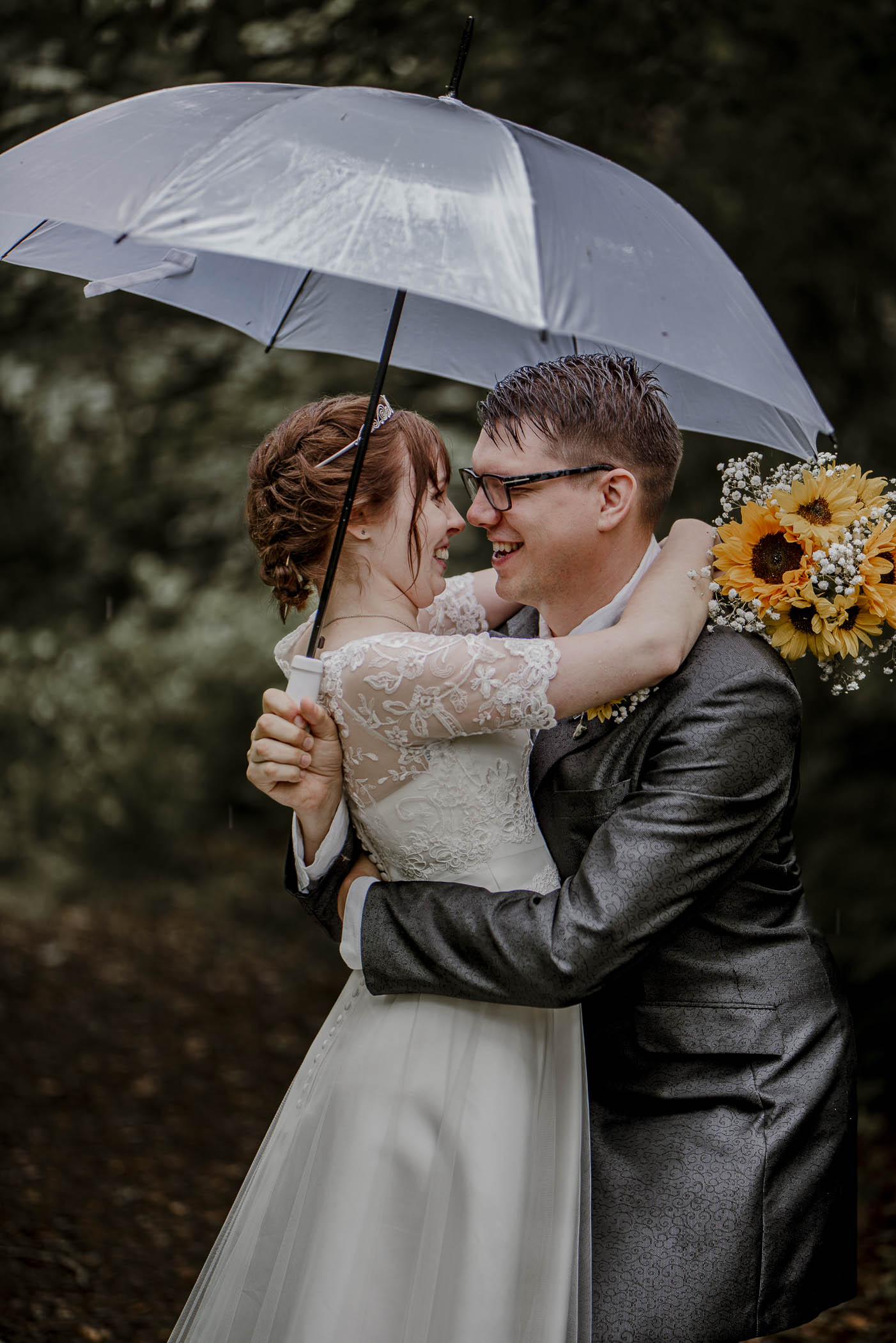 Bröllopsfotografering i regnet på Bosjökloster i Höör, Skåne.