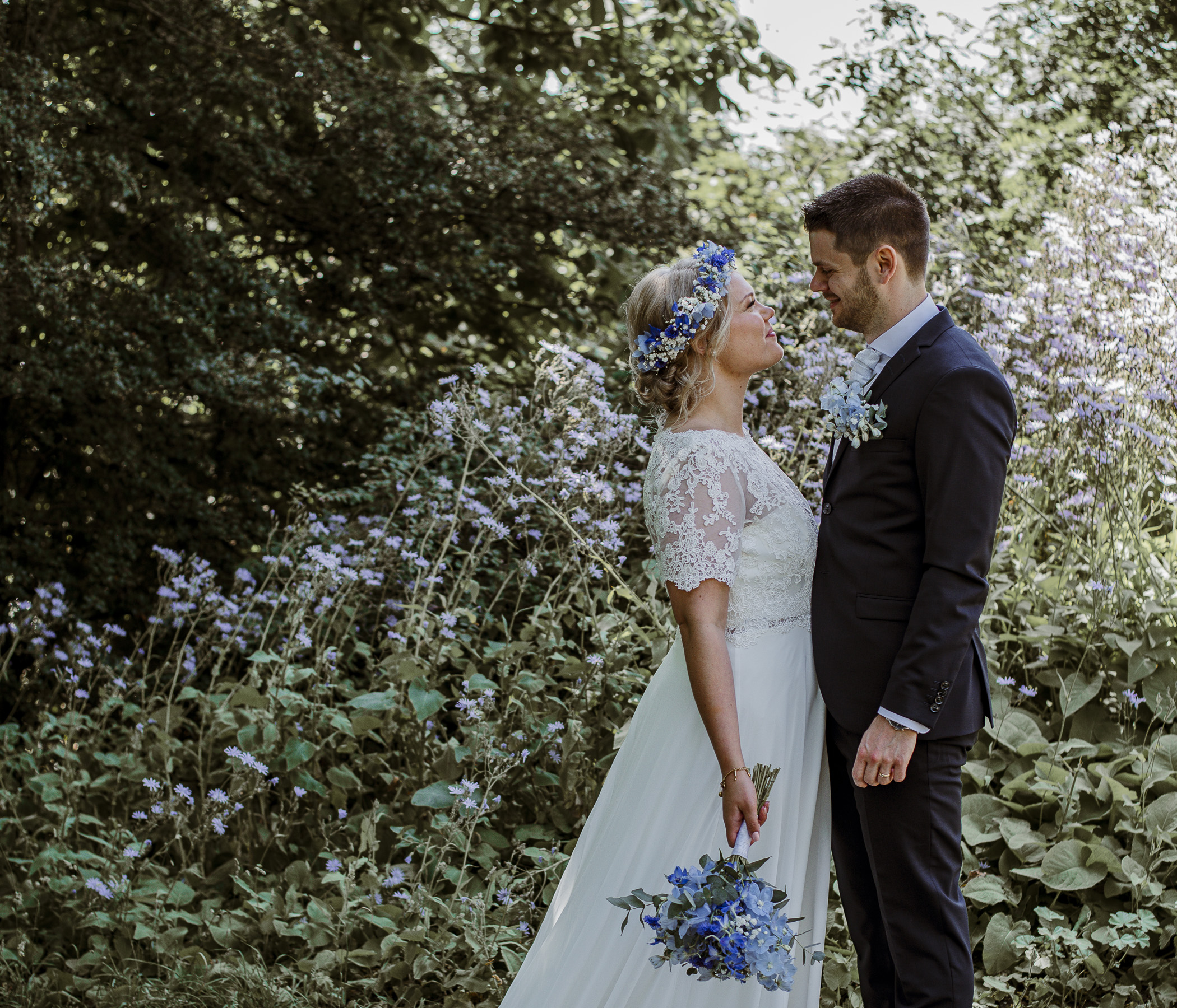 Brudpar under sin bröllopsfotografering i Helsignborg i skåne