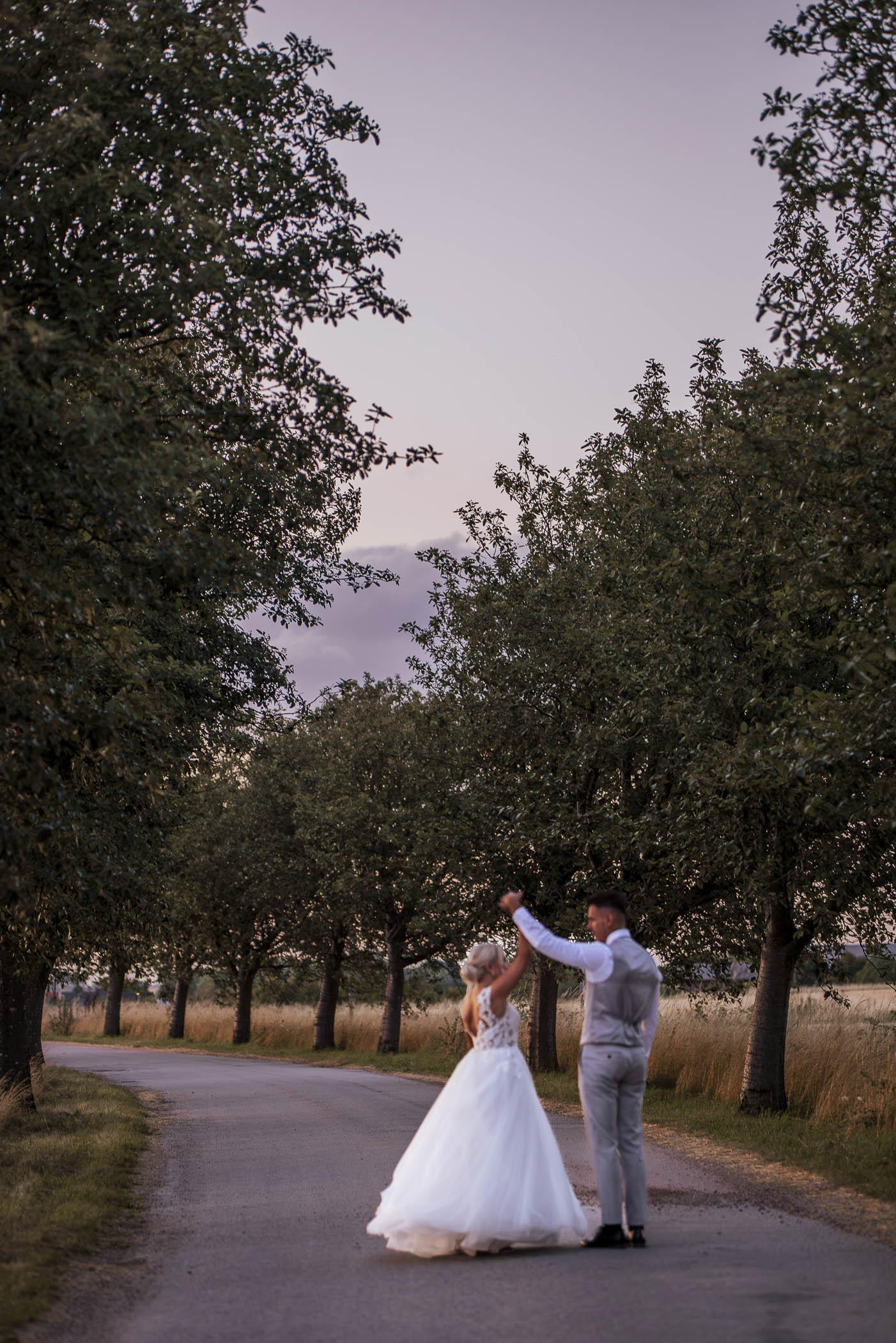 Brudpar under deras golden hour fotografering