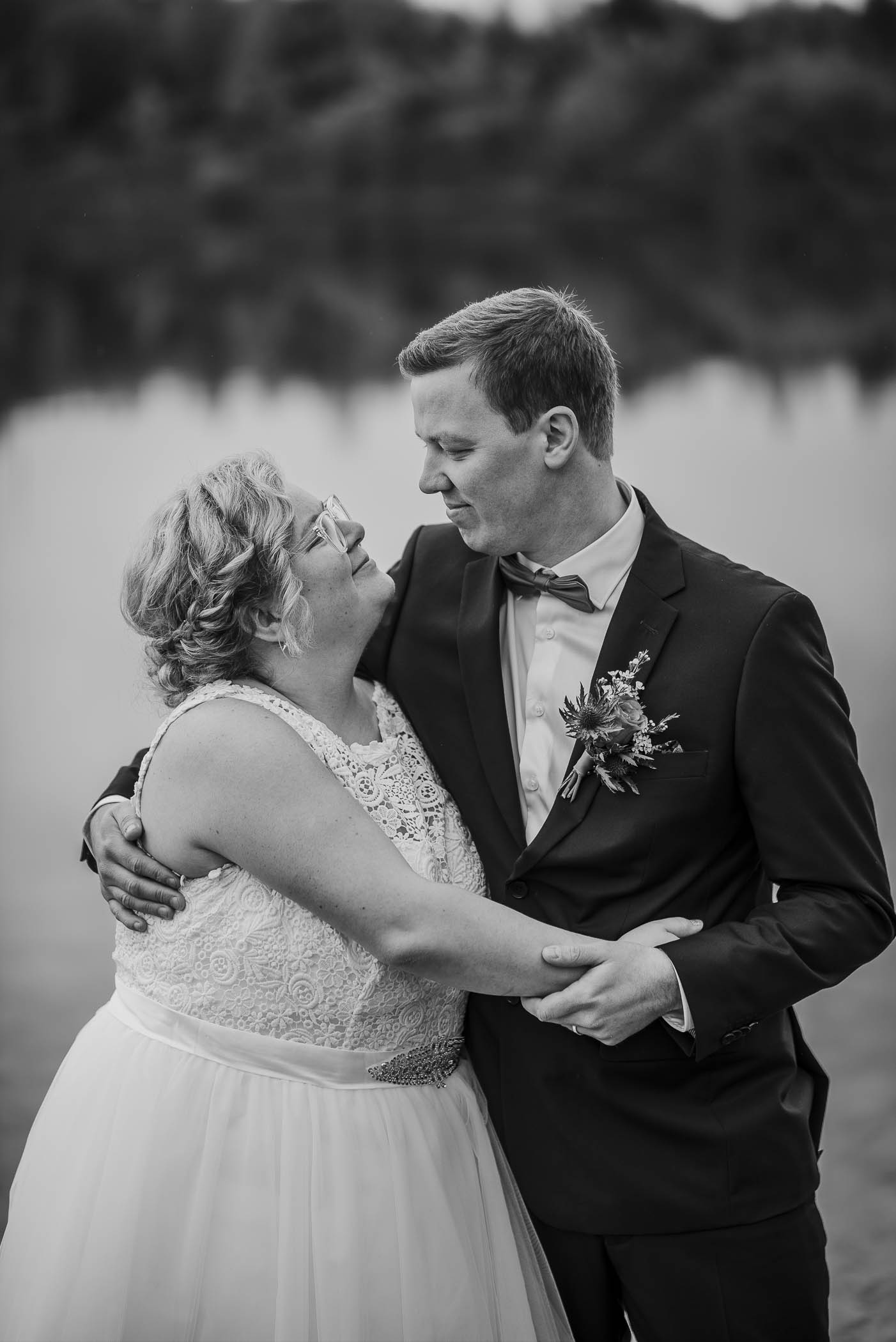 Kärleksfullt brudpar under deras bröllopsfotografering utanför Höör på Bosjökloster