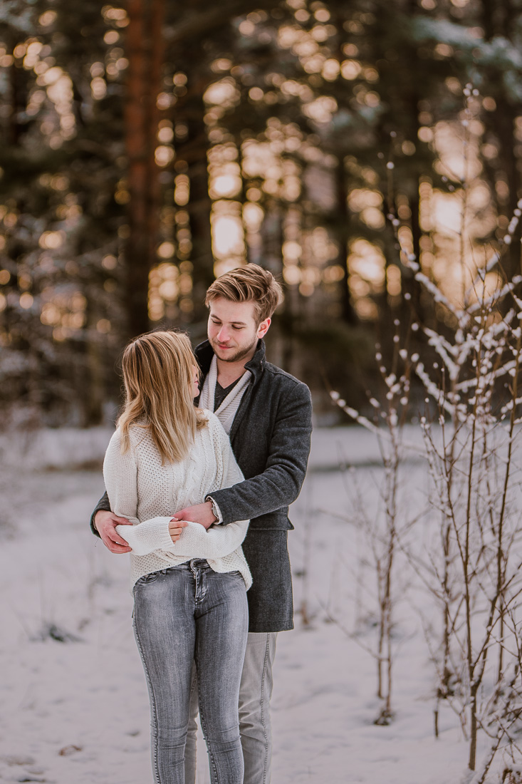 Porträtt på blivande brudpar under deras bröllopsfotografering utanför stockholm