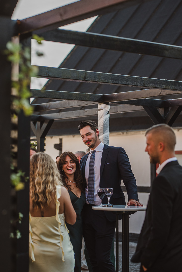 Dokumentär bröllopsbild av mingel under ett bröllop på Rosendals slott i Stockholm
