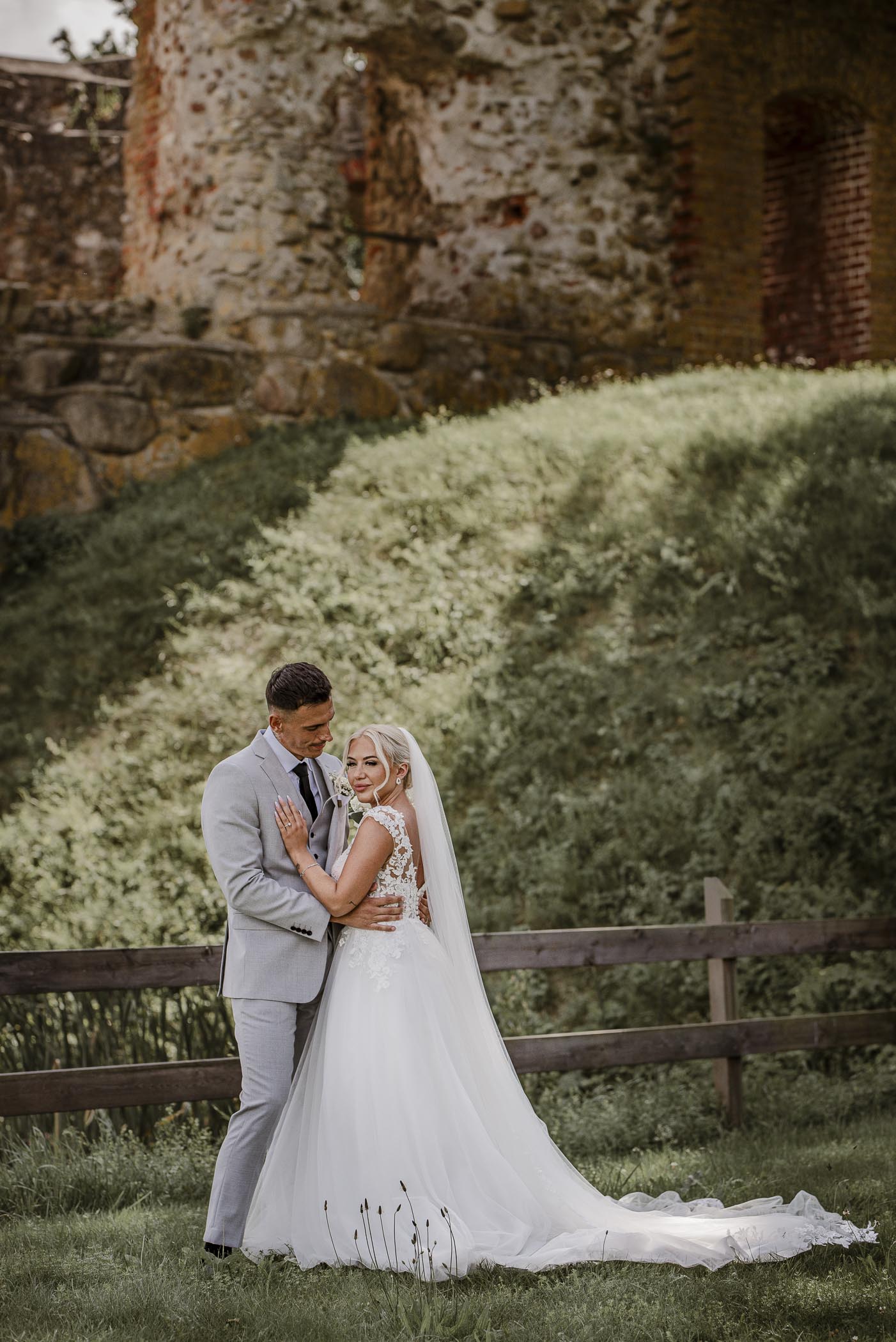 Brudpar under deras bröllopsfotografering vid månstens gravar i Skåne