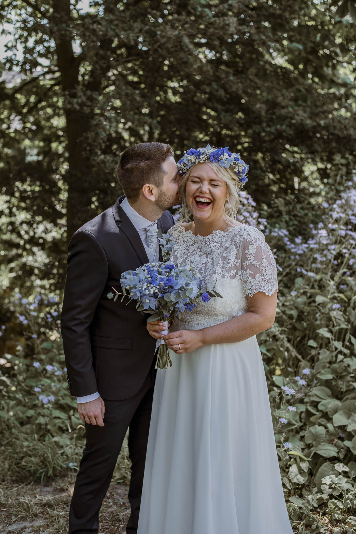 Avslappnad och naturlig bild på brudpar under deras bröllopsfotografering