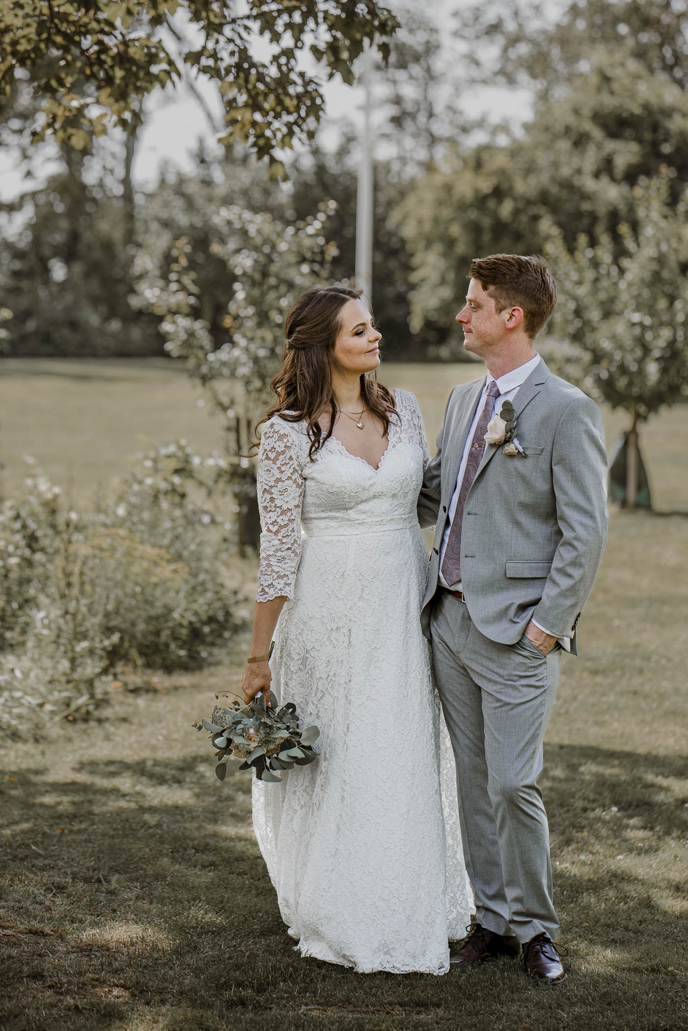 Avslappnade bröllopsbilder från en porträttfotografering av ett bröllop