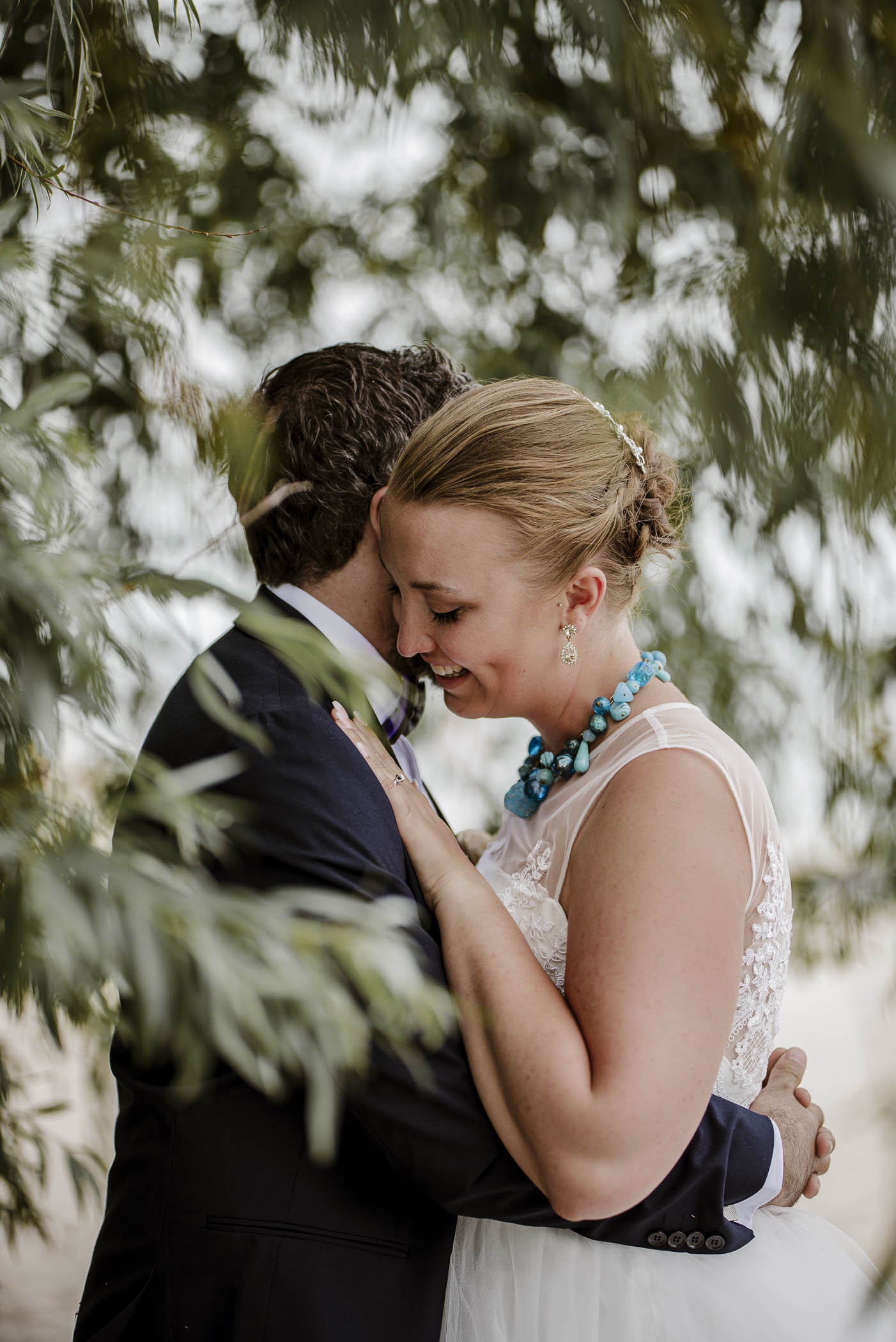 Naturliga och avslappnade bröllopsbilder på brudpar under deras bröllopsfotografering i Klagshamn, Skåne