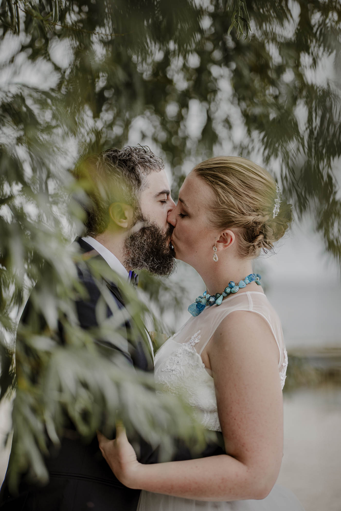 Vacker bröllopsbild på brudpar under deras bröllopsfotografering vid klagshamn, skåne
