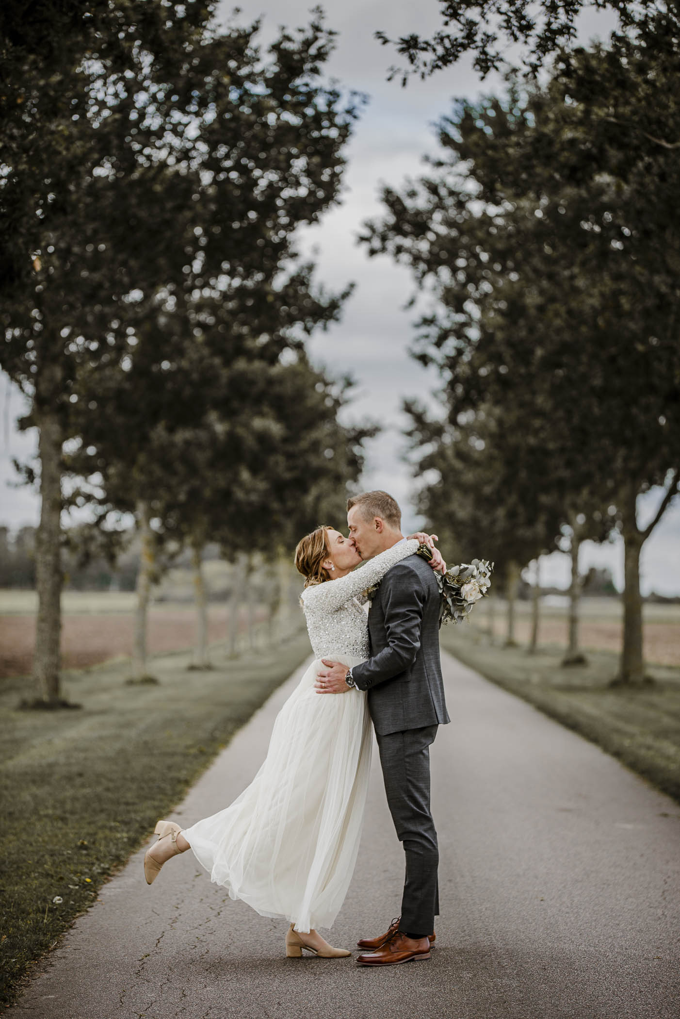 Avslappnad bröllopsfotografering på brudpar vid rosendals trädgård utanför stockholm