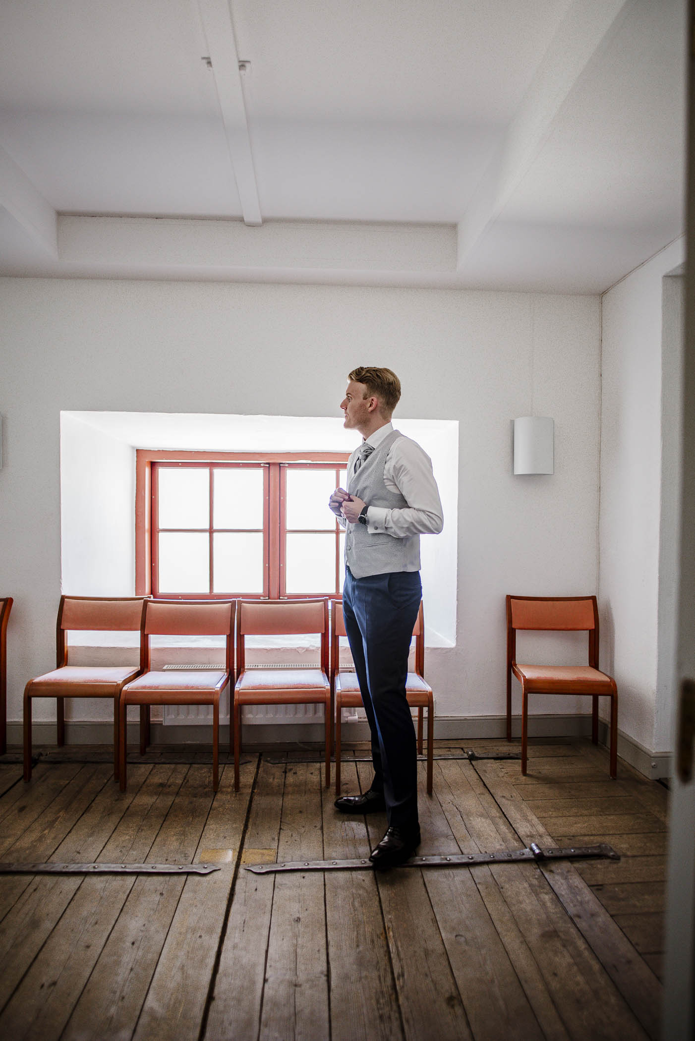 Brudgummen under förberedelsefotograferingen