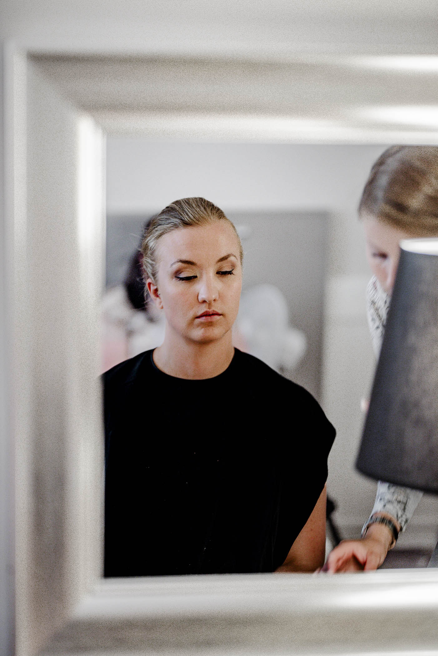Brud medans hon får sitt smink gjort under förberedelserna till sitt bröllop