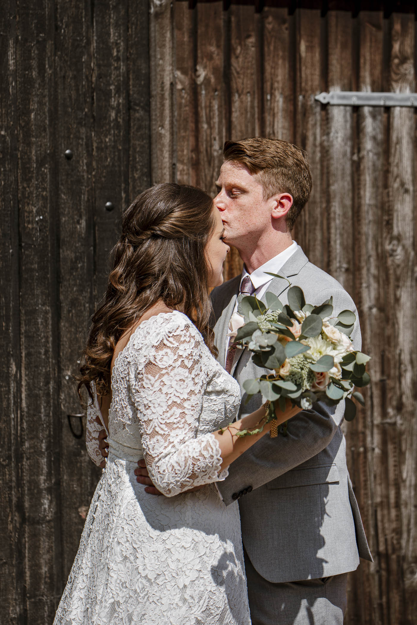 Bröllopsfotografering där brudparet får se varandra för första gången i en 'first look' fotografering