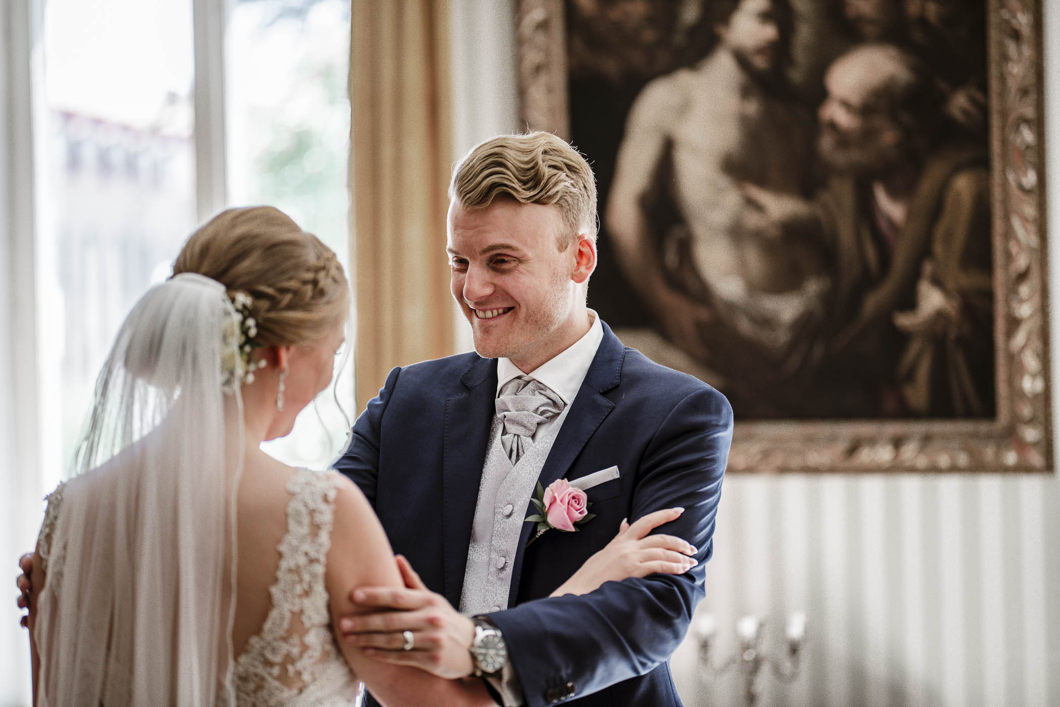 Kärleksfull first look fotografering