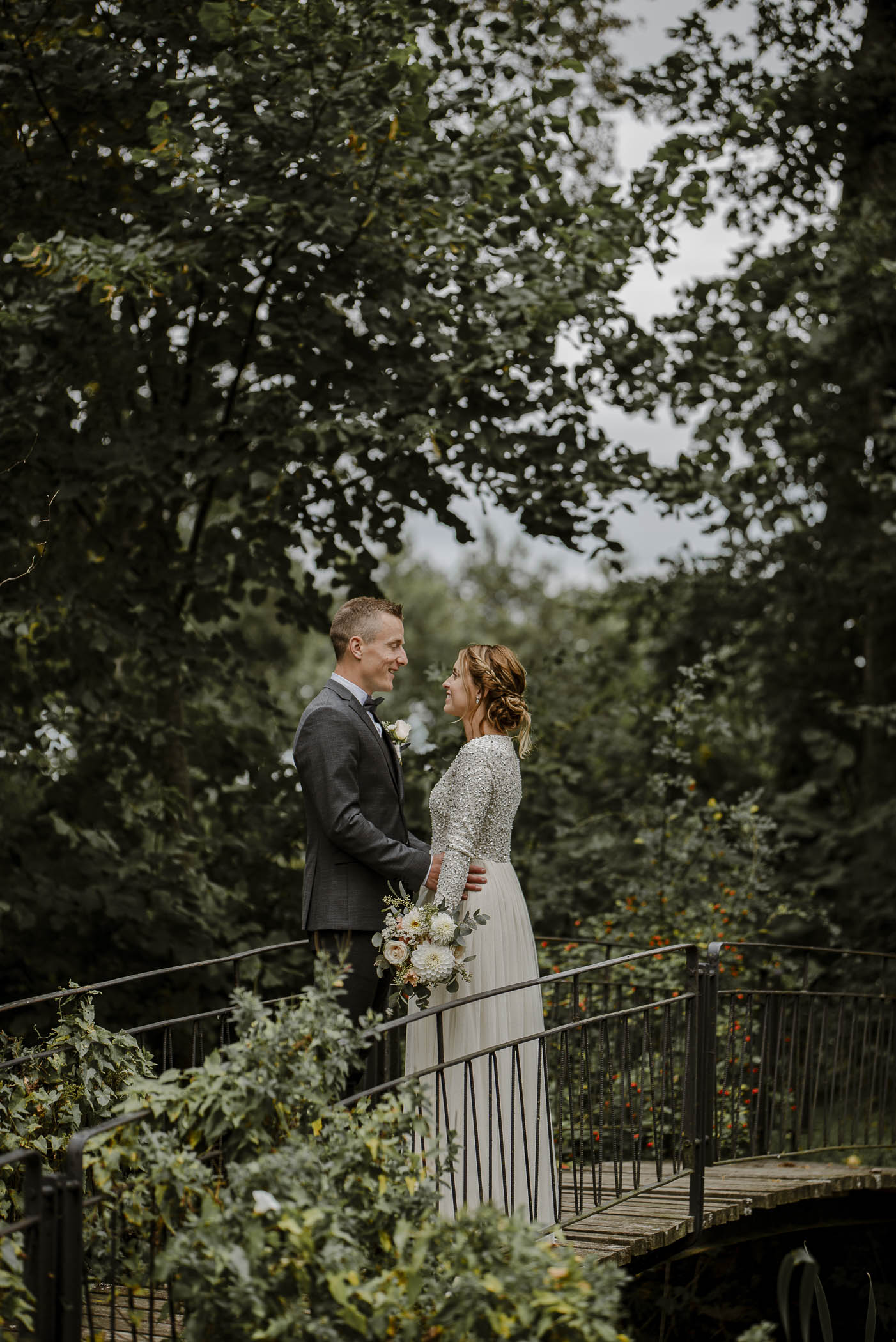 Vackert brudpar under deras porträttfotografering