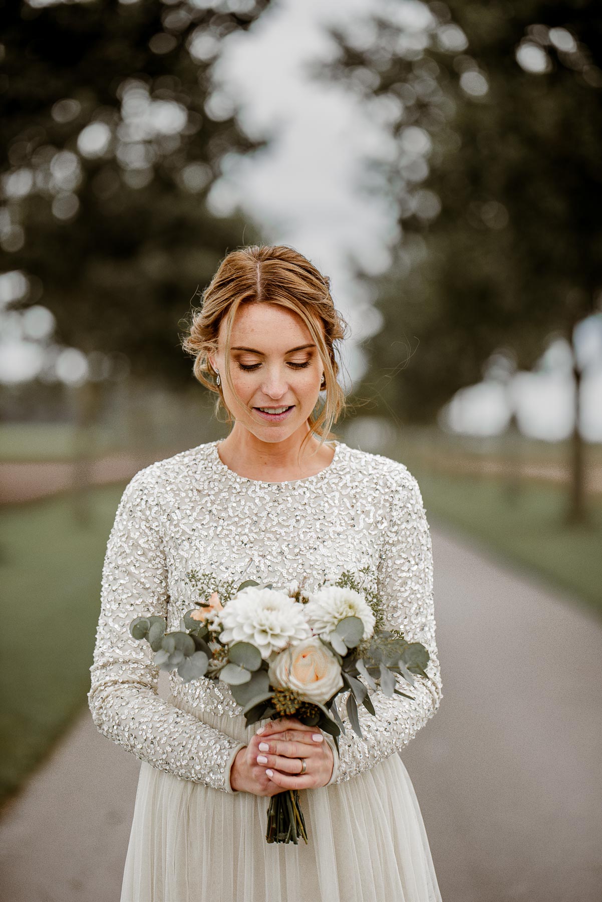 Vacker brud med bukett under hennes bröllopsfotografering utanför Stockholm