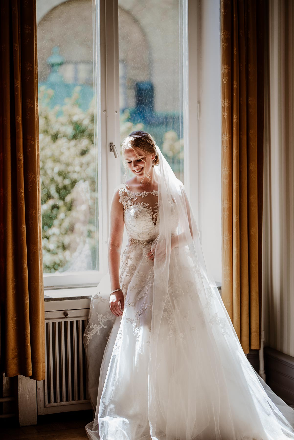 Brud under sina förberedelser till sitt bröllop i stockholm