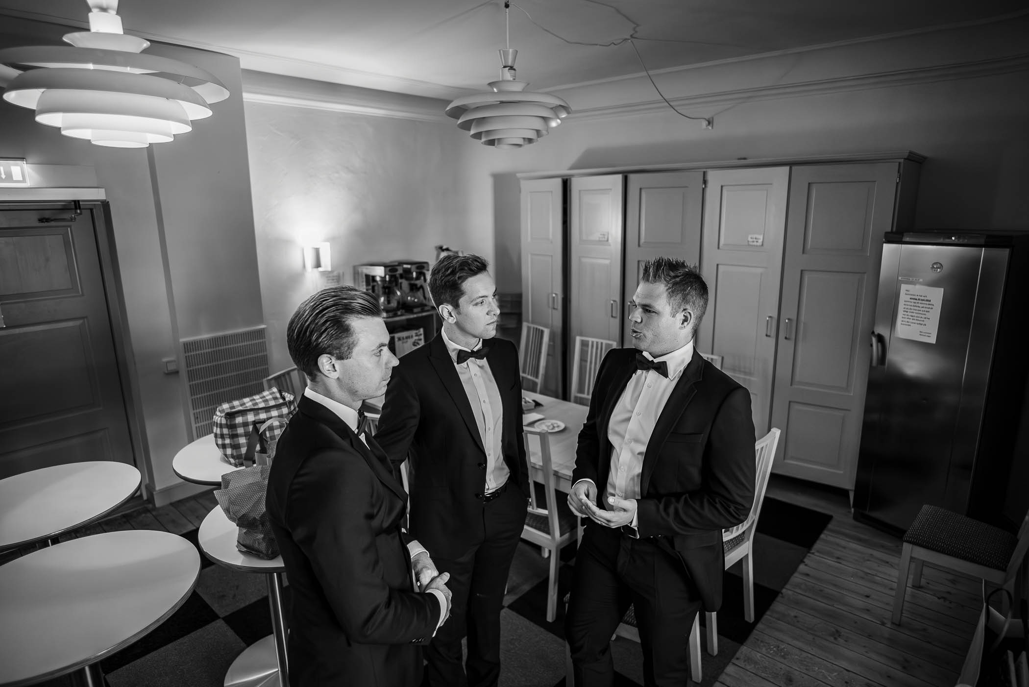 Dokumentär bröllopsfotografering på brudgummar innan bröllopet