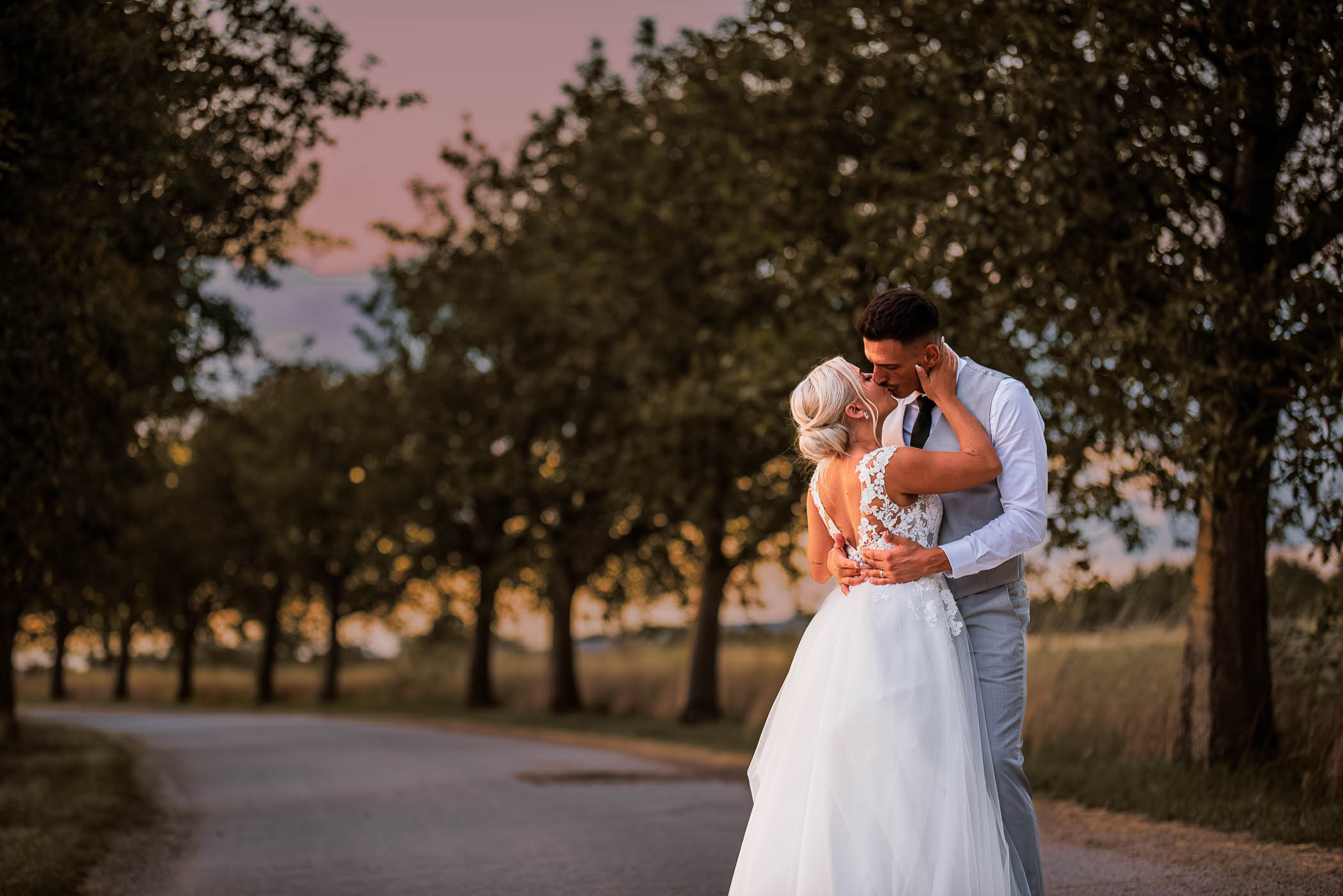 Bröllopsfotografering i solnedgången på Lorensdal i Skåne